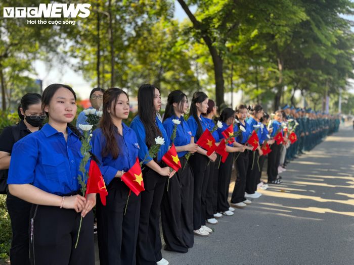 Đông đảo đoàn viên, thanh niên có mặt dọc tuyến đường, nghiêm trang tiễn đưa các anh hùng liệt sĩ về nơi an nghỉ cuối cùng, thể hiện lòng biết ơn và trách nhiệm tiếp nối truyền thống uống nước nhớ nguồn của dân tộc.