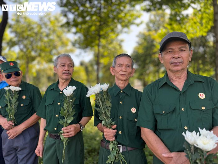 Cựu chiến binh Nguyễn Đình Giang, 81 tuổi, ở phường Phước Long (đứng thứ 2, từ phải sang), từng chiến đấu tại nhiều chiến trường từ Quảng Trị, đến chiến dịch Hồ Chí Minh lịch sử năm 1975, cùng nhiều đồng đội có mặt từ sớm, thành kính tiễn đưa các liệt sĩ về nơi an nghỉ.