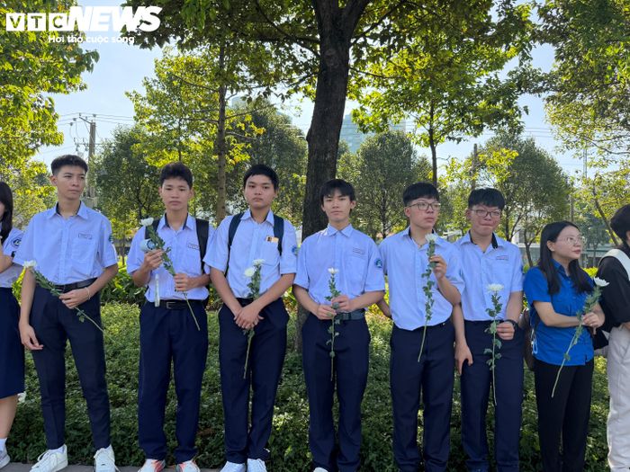 Học sinh trường THPT Phước Long đến tiễn các anh hùng liệt sĩ về an nghỉ tại Nghĩa trang liệt sĩ TP.HCM.