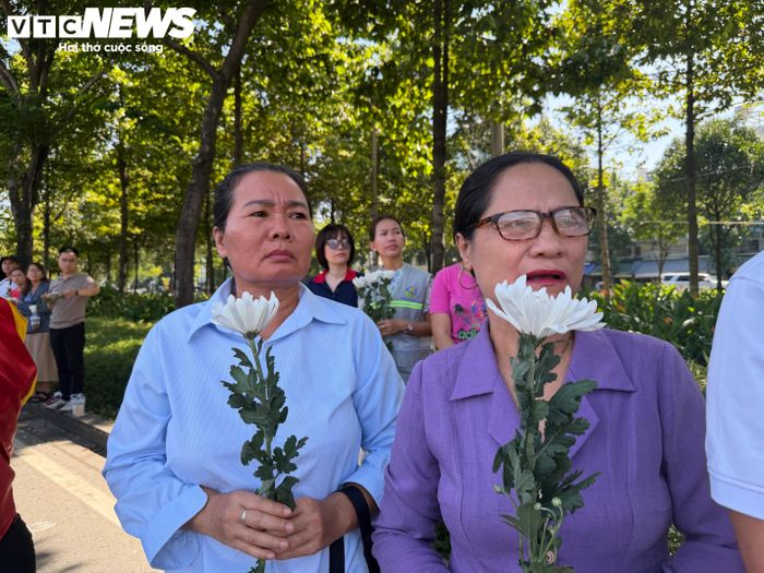 Những nhành hoa trắng được người dân chuẩn bị từ sớm, gửi gắm lòng biết ơn và sự tri ân đối với các anh hùng liệt sĩ đã hy sinh vì Tổ quốc, nhân dân.