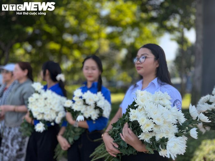 Không khí trang nghiêm bao trùm tuyến đường đoàn xe đi qua.