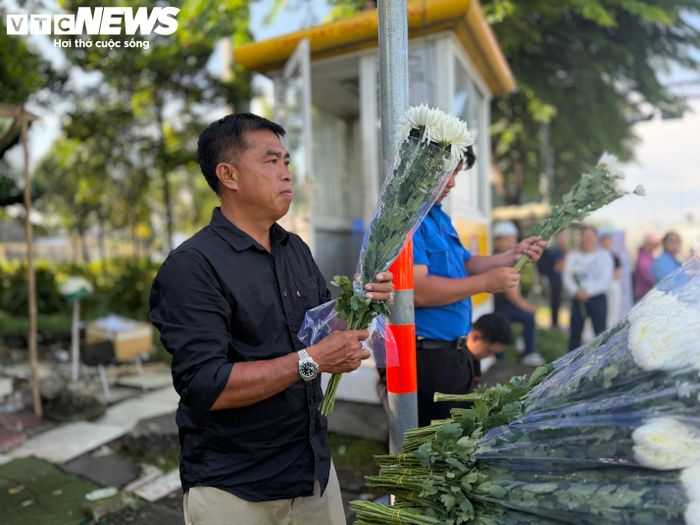 Ông Lê Minh Phụng, 50 tuổi, ở phường Thủ Đức, đã mua 1.500 bông hoa trắng từ chợ hoa Hồ Thị Kỷ để trao tận tay người dân đứng dọc đường tiễn đưa các anh hùng liệt sĩ. Sáng sớm, ông đã có mặt tại một ngã tư trên đường Võ Nguyên Giáp để trực tiếp phát hoa, gửi gắm tấm lòng tri ân đến những người đã hy sinh vì độc lập, tự do của Tổ quốc.