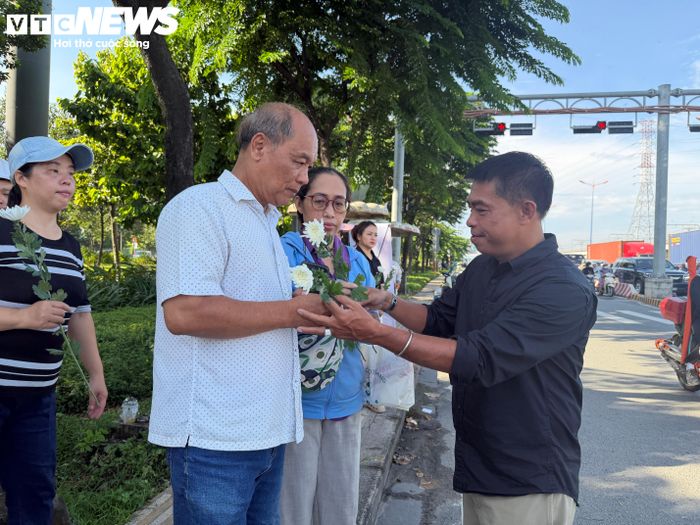 Ông Lê Minh Phụng cho biết, việc mua hoa xuất phát từ tình cảm tự nhiên khi nghe tin TP.HCM kêu gọi người dân cầm hoa trắng tiễn đưa các liệt sĩ. Người dân đều muốn bày tỏ sự thành kính, tấm lòng biết ơn những người đã hy sinh tuổi thanh xuân cho đất nước, đồng thời nhắc nhở thế hệ trẻ gìn giữ truyền thống “uống nước nhớ nguồn”.