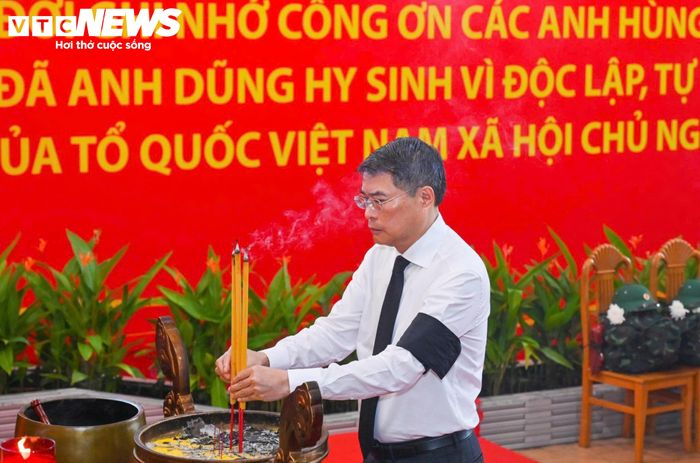 Dự buổi lễ có Thủ tướng Lê Minh Hưng, lãnh đạo, nguyên lãnh đạo Đảng, Nhà nước, lãnh đạo TP.HCM, các đơn vị lực lượng vũ trang, các đoàn thể, cơ quan chức năng cùng đông đảo người dân. 