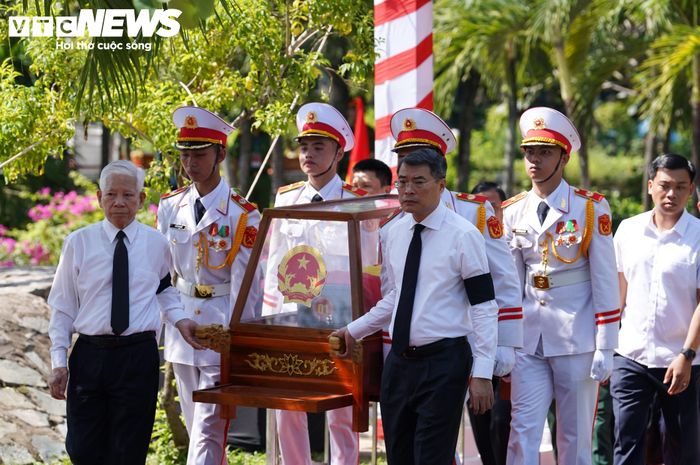 Thủ tướng Lê Minh Hưng cùng nguyên Chủ tịch nước Nguyễn Minh Triết tham gia khiêng giá hài cốt liệt sĩ, đưa các liệt sĩ vào vị trí an táng tại Nghĩa trang Liệt sĩ TP.HCM.