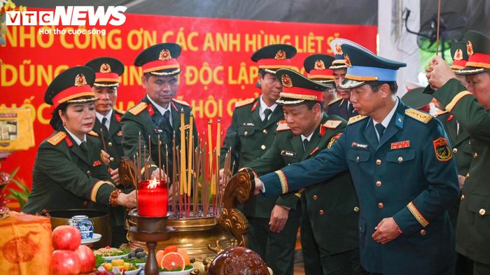 Tại buổi lễ, các đại biểu kính cẩn dâng hương, dành phút mặc niệm tưởng nhớ những người con ưu tú đã hy sinh vì sự nghiệp giải phóng dân tộc, thống nhất đất nước, bảo vệ độc lập, chủ quyền và toàn vẹn lãnh thổ.