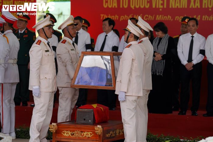 Nghi thức thu lồng kính.