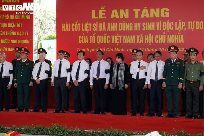 Dự buổi lễ có Thủ tướng Lê Minh Hưng, lãnh đạo, nguyên lãnh đạo Đảng, Nhà nước, lãnh đạo TP.HCM, các đơn vị lực lượng vũ trang, người dân tại TP.HCM.