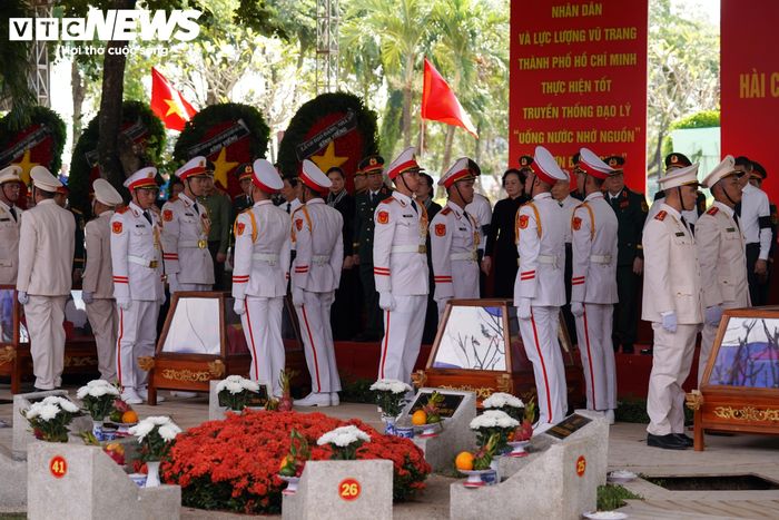 Đội danh dự cùng các lực lượng làm nhiệm vụ nhanh chóng vào vị trí, chuẩn bị cho nghi thức an táng. Lễ an táng diễn ra trong không khí thành kính, trang nghiêm.