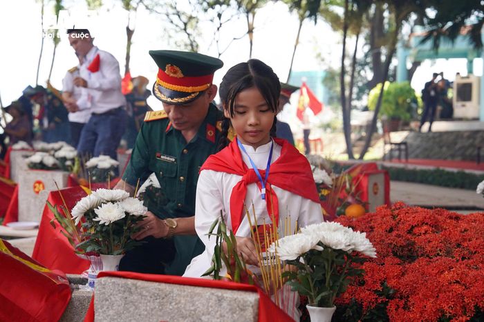  Lớp lớp thế hệ sau dâng hương sau Lễ an táng, bày tỏ lòng biết ơn sâu sắc đối với những người đã ngã xuống vì Tổ quốc, dân tộc. 