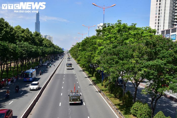 Đoàn xe lần lượt di chuyển qua Xa lộ Hà Nội, đoạn trước cổng Khu Công nghệ cao TP.HCM. 