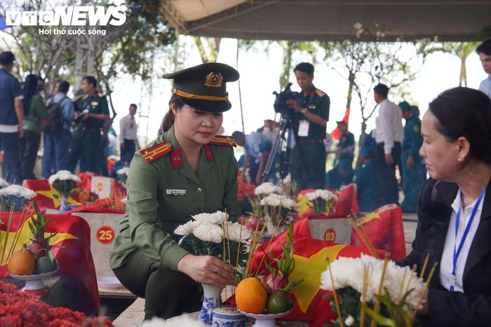 Những hài cốt liệt sĩ được tìm kiếm, quy tập tại Công viên Lê Thị Riêng an nghỉ tại Nghĩa trang Liệt sĩ TP.HCM trong niềm xúc động, tự hào và biết ơn các thế hệ. 