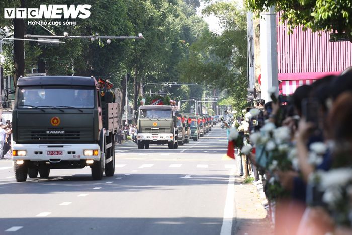 Đợt đầu tiên khởi hành lúc 8h45, di chuyển khoảng 26 km qua các tuyến đường Trường Sơn, Cách Mạng Tháng Tám, Điện Biên Phủ, cầu Sài Gòn, Võ Nguyên Giáp và Xa lộ Hà Nội.