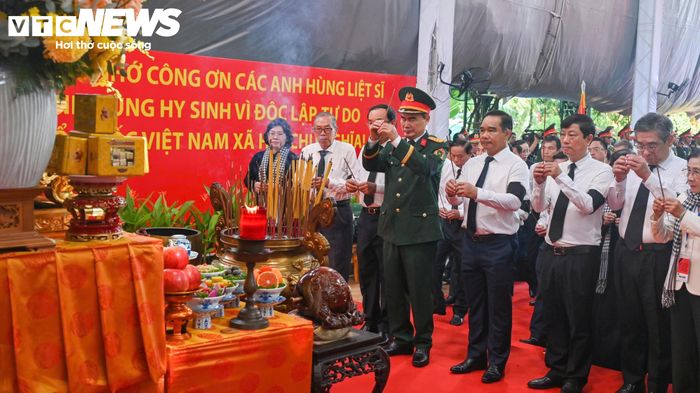 Từ 7h30, lễ dâng hoa, dâng hương được tổ chức tại tượng đài cố Tổng Bí thư Trần Phú, Nhà bia liệt sĩ và các địa điểm trong khuôn viên Công viên Văn hóa Lê Thị Riêng. Đến 8h, lễ viếng, truy điệu chính thức bắt đầu với các nghi thức tưởng niệm, đọc điếu văn và mặc niệm, bày tỏ lòng biết ơn đối với những người đã hy sinh vì Tổ quốc.
