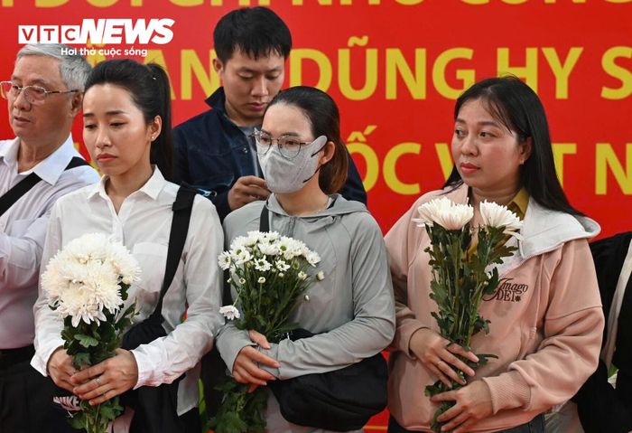 Người dân TP.HCM rưng rưng tiễn đưa các liệt sĩ về nơi an nghỉ.