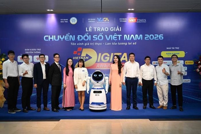 Khách mời và các đại biểu tương tác với Robot ứng dụng AI, trải nghiệm 360 Video Booth tại sự kiện.