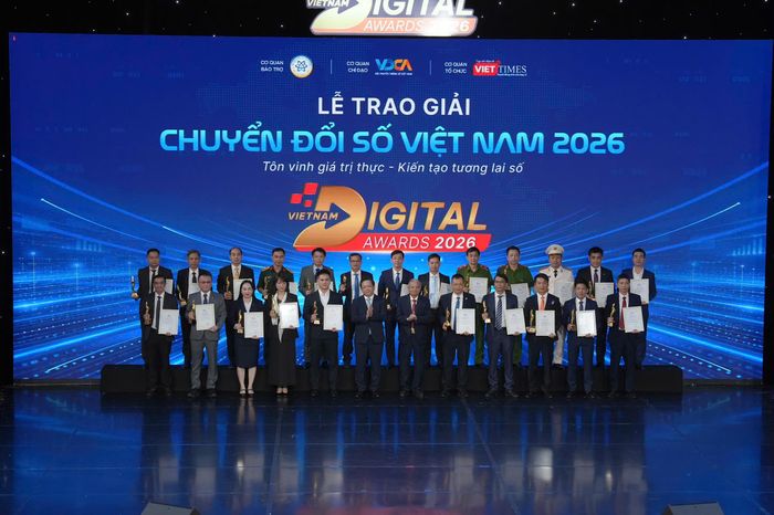 Ban Tổ chức trao giải thưởng cho các tổ chức, doanh nghiệp đạt giải.