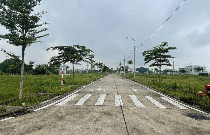 Cụm công nghiệp Xà Cầu (xã Ứng Thiên) còn nhiều lô đất chưa xây dựng nhà xưởng. Ảnh: ĐẠT ĐỖ
