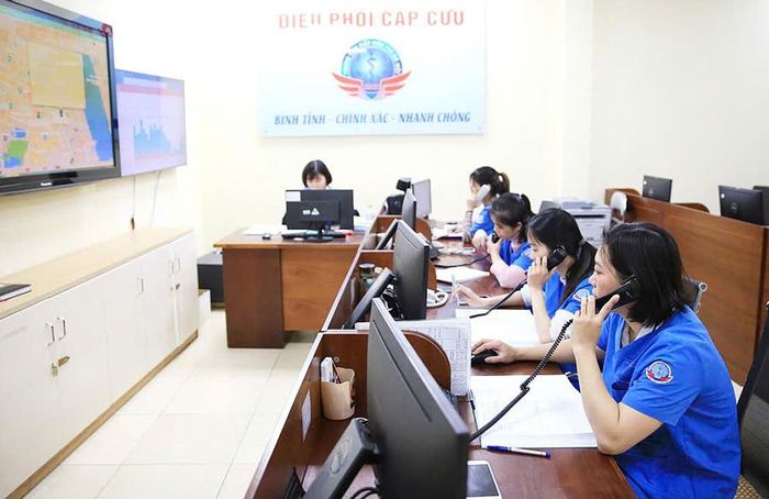 Nhân viên Trung tâm Cấp cứu 115 Hà Nội tiếp nhận, điều phối các cuộc gọi cấp cứu. Ảnh: Quang Thái