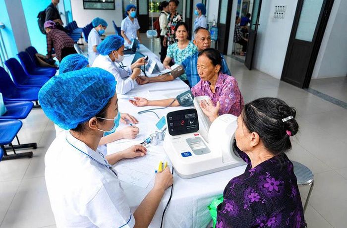 Khám sức khỏe miễn phí cho người dân tại xã Mê Linh. Ảnh: Phạm Hùng