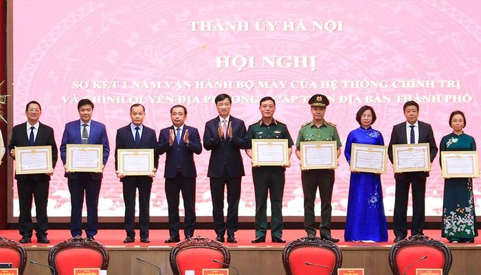 Trưởng ban Tổ chức Trung ương Nguyễn Duy Ngọc và Bí thư Thành ủy Hà Nội Trần Đức Thắng trao Bằng khen tặng các tập thể xuất sắc trong một năm vận hành bộ máy của hệ thống chính trị và chính quyền địa phương 2 cấp trên địa bàn Hà Nội. Ảnh: Quang Thái