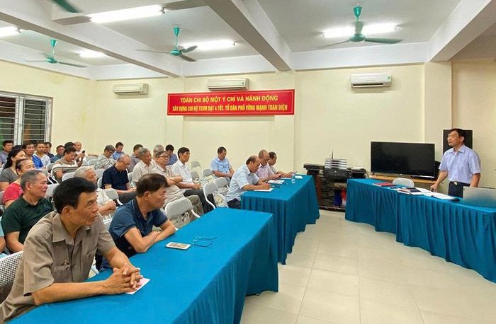 Tăng cường trao đổi, thảo luận trong sinh hoạt chi bộ giúp nhận diện và phòng, tránh hiệu quả thông tin xấu độc trên không gian mạng. Trong ảnh: Một buổi sinh hoạt tại Chi bộ số 22 (phường Phúc Lợi). Ảnh: Hiền Lương