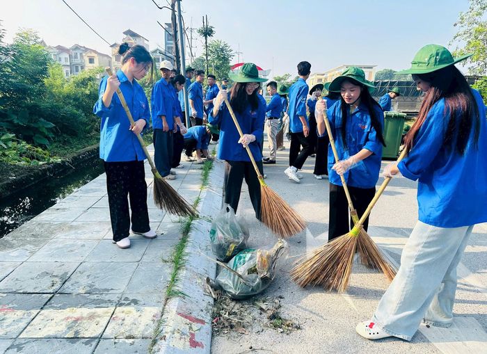 Đoàn viên, thanh niên ra quân dọn dẹp, vệ sinh môi trường trên địa bàn xã Thường Tín. Ảnh: Bảo Lâm