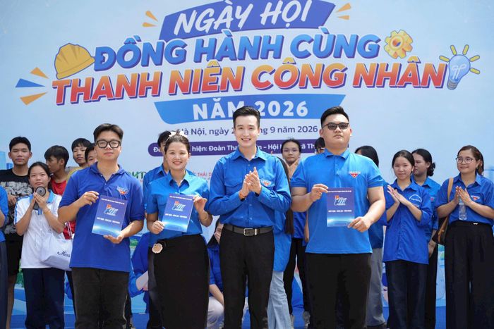 Phó Bí thư Thành đoàn, Chủ tịch Hội LHTN Việt Nam thành phố Hà Nội Đào Đức Việt cùng các bạn trẻ trong Ngày hội đồng hành cùng thanh niên công nhân. Ảnh: PV