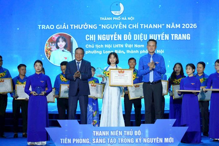 Bí thư Trung ương Đoàn, Chủ tịch Trung ương Hội LHTN Việt Nam Nguyễn Kim Quy và Phó Bí thư Thành ủy Hà Nội Nguyễn Văn Phong trao "Giải thưởng Nguyễn Chí Thanh" cho cán bộ Hội. Ảnh: PV