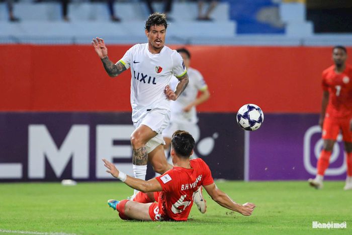 Phút thứ 12, Kashima Antlers xuống được bóng ở biên trái và có đường căng ngang vào trong, cầu thủ đội khách thực hiện cú dứt điểm nhưng cú sút đã đi hụt tâm bóng.