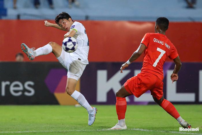 Đại diện Nhật Bản từng đánh bại Newcastle Jets 7-1 ở lượt trận mở màn Cúp C1 châu Á và thắng Gamba Osaka 2-0 ở trận gần nhất. Ngay sau tiếng còi khai cuộc, CLB CAHN sẵn sàng đẩy cao đội hình pressing nhưng đội khách cho thấy sự vượt trội khi kiểm soát hoàn toàn thế trận.