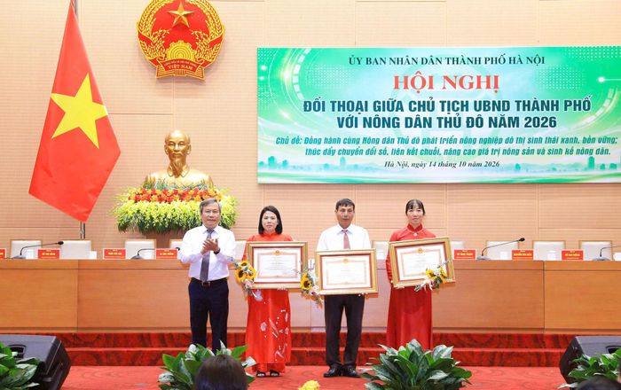 Chủ tịch UBND thành phố Hà Nội Vũ Đại Thắng trao Bằng khen của Thủ tướng Chính phủ tặng ba hội viên Hội Nông dân thành phố có thành tích xuất sắc. Ảnh: Viết Thành