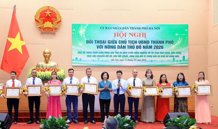 Chủ tịch Ủy ban MTTQ Việt Nam thành phố Hà Nội Bùi Huyền Mai; Phó Chủ tịch UBND thành phố Hà Nội Bùi Duy Cường tặng Bằng khen cho các các nhân xuất sắc. Ảnh: Viết Thành