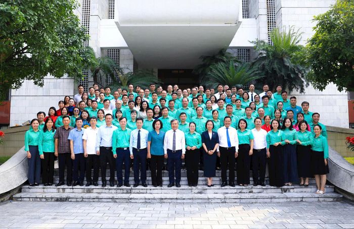 Các đại biểu tham dự hội nghị đối thoại chụp ảnh lưu niệm. Ảnh: Viết Thành