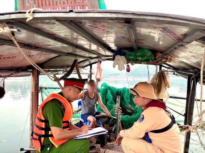 Lực lượng chức năng làm việc với người vi phạm.