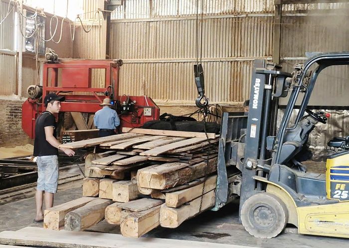 Nhiều cơ sở chế biến lâm sản ở các làng nghề của Hà Nội đã đầu tư máy móc vào sản xuất để nâng cao giá trị sản phẩm gỗ. Ảnh: Đức Duy