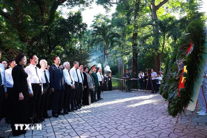 Thủ tướng Lê Minh Hưng và các đại biểu dâng hoa, dâng hương tại Tượng đài cố Tổng Bí thư Trần Phú. Ảnh: TTXVN