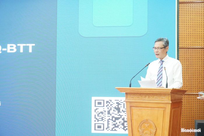 Phó Chủ tịch Liên hiệp các tổ chức hữu nghị thành phố Hà Nội Nguyễn Nam Hải báo cáo tại hội nghị. Ảnh: Lê Dung