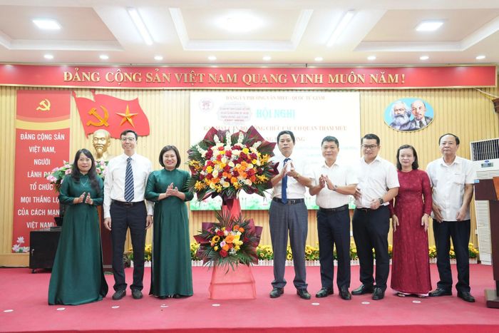 Ủy ban MTTQ Việt Nam và các tổ chức chính trị, xã hội phường tặng hoa chúc mừng các cơ quan. Ảnh: Vân Hà