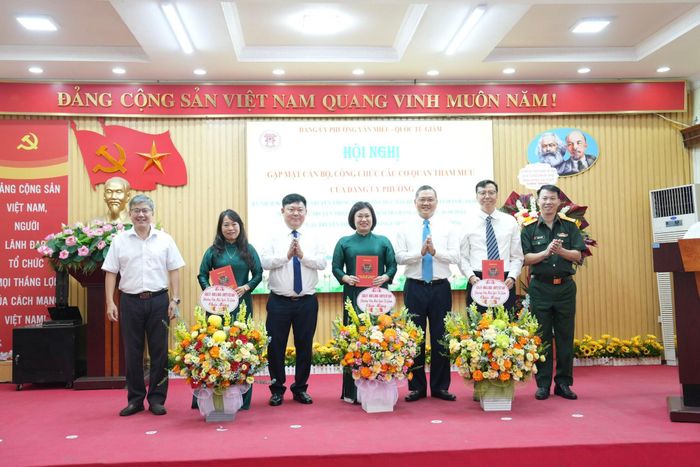 Lãnh đạo phường Văn Miếu - Quốc Tử Giám tặng hoa chúc mừng các cơ quan. Ảnh: Vân Hà