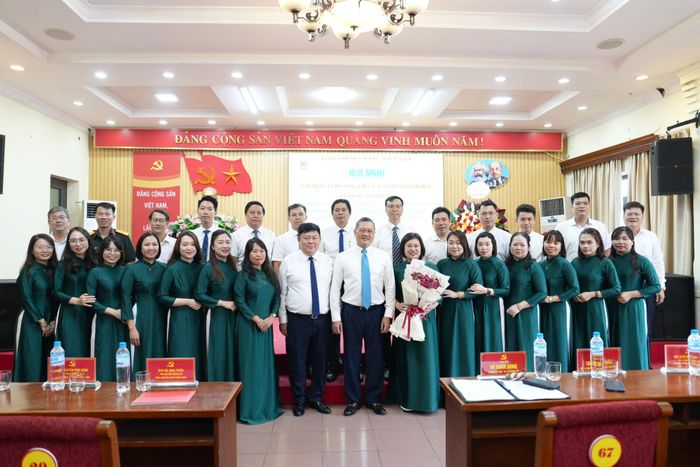 Tập thể lãnh đạo phường chụp ảnh lưu niệm cùng cán bộ, công chức các cơ quan tham mưu Đảng ủy phường nhân dịp truyền thống ngành. Ảnh: Vân Hà