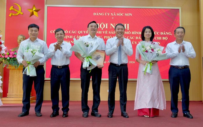 Thường trực Đảng ủy xã Sóc Sơn trao quyết định thành lập Chi bộ Phòng Hạ tầng - Nông nghiệp và Môi trường. Ảnh: Tùng Nguyễn