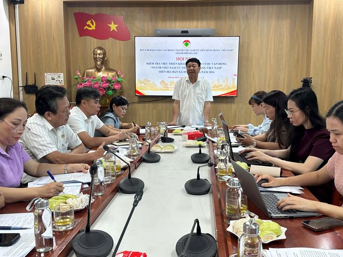 Phó Chủ tịch Ủy ban MTTQ Việt Nam thành phố Hà Nội, Phó Trưởng ban Chỉ đạo Cuộc vận động Phạm Anh Tuấn làm việc với xã Dương Hòa. Ảnh: Thanh Hiền
