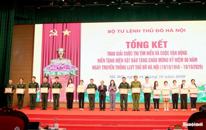 Tặng Bằng khen, trao giải cho các tập thể, cá nhân tiêu biểu trong cuộc thi và cuộc vận động. Ảnh: MT