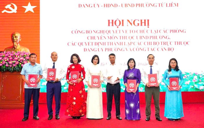 Chủ tịch UBND phường Nguyễn Thanh Bình trao quyết định về công tác tổ chức đảng đối với các chi bộ thuộc khối chính quyền. Ảnh: PV