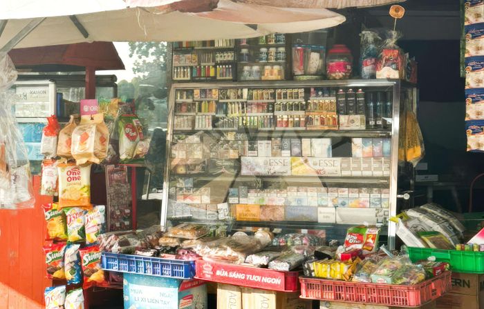 Không chỉ là vấn đề tiền bạc, không gian chật hẹp còn khiến việc cất giữ hàng hóa phát sinh rủi ro hư hỏng.