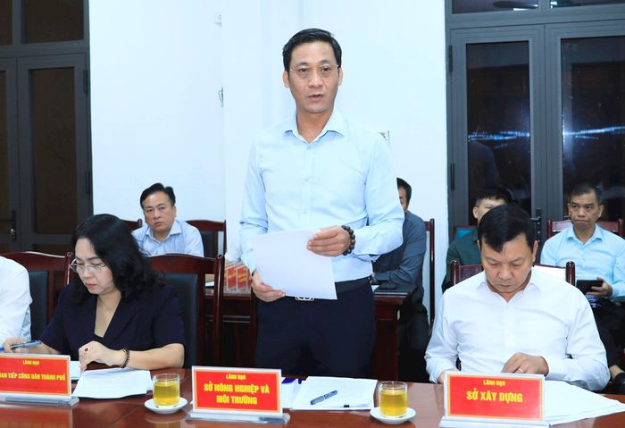 Lãnh đạo Sở Nông nghiệp và Môi trường Hà Nội trao đổi về việc xử lý kiến nghị của công dân. Ảnh: Quang Thái