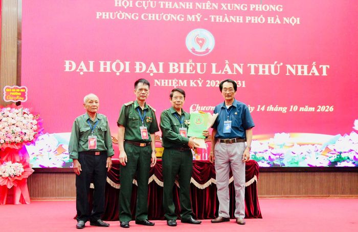 Phó Chủ tịch Hội Cựu thanh niên xung phong thành phố Hà Nội Đỗ Văn Thành tặng hoa chúc mừng Đại hội. Ảnh: Bảo Lâm