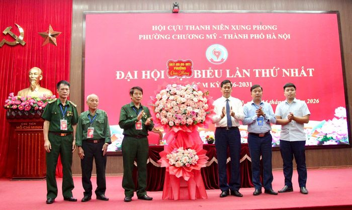 Lãnh đạo phường Chương Mỹ tặng hoa chúc mừng Đại hội. Ảnh: Bảo Lâm