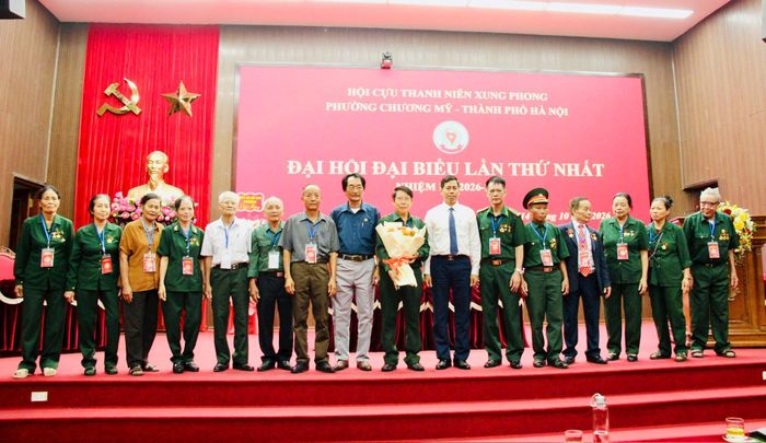 Ban Chấp hành Hội Cựu thanh niên xung phong phường Chương Mỹ khóa I ra mắt. Ảnh: Bảo Lâm